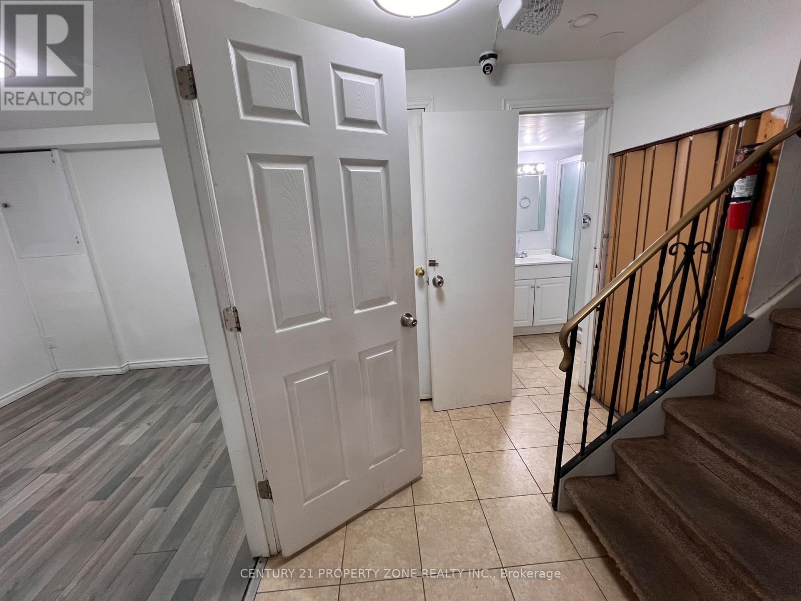 6 Roehampton Crescent West — photo 11