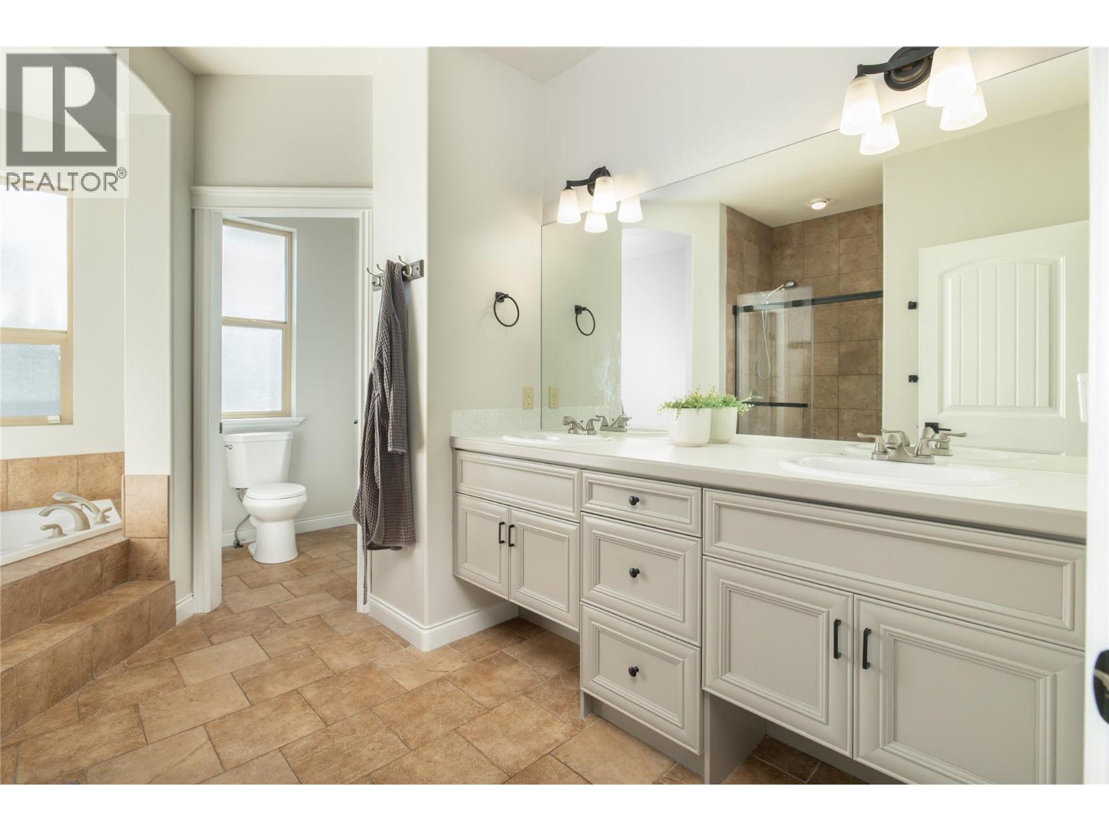 319 McCarren Avenue, Kelowna