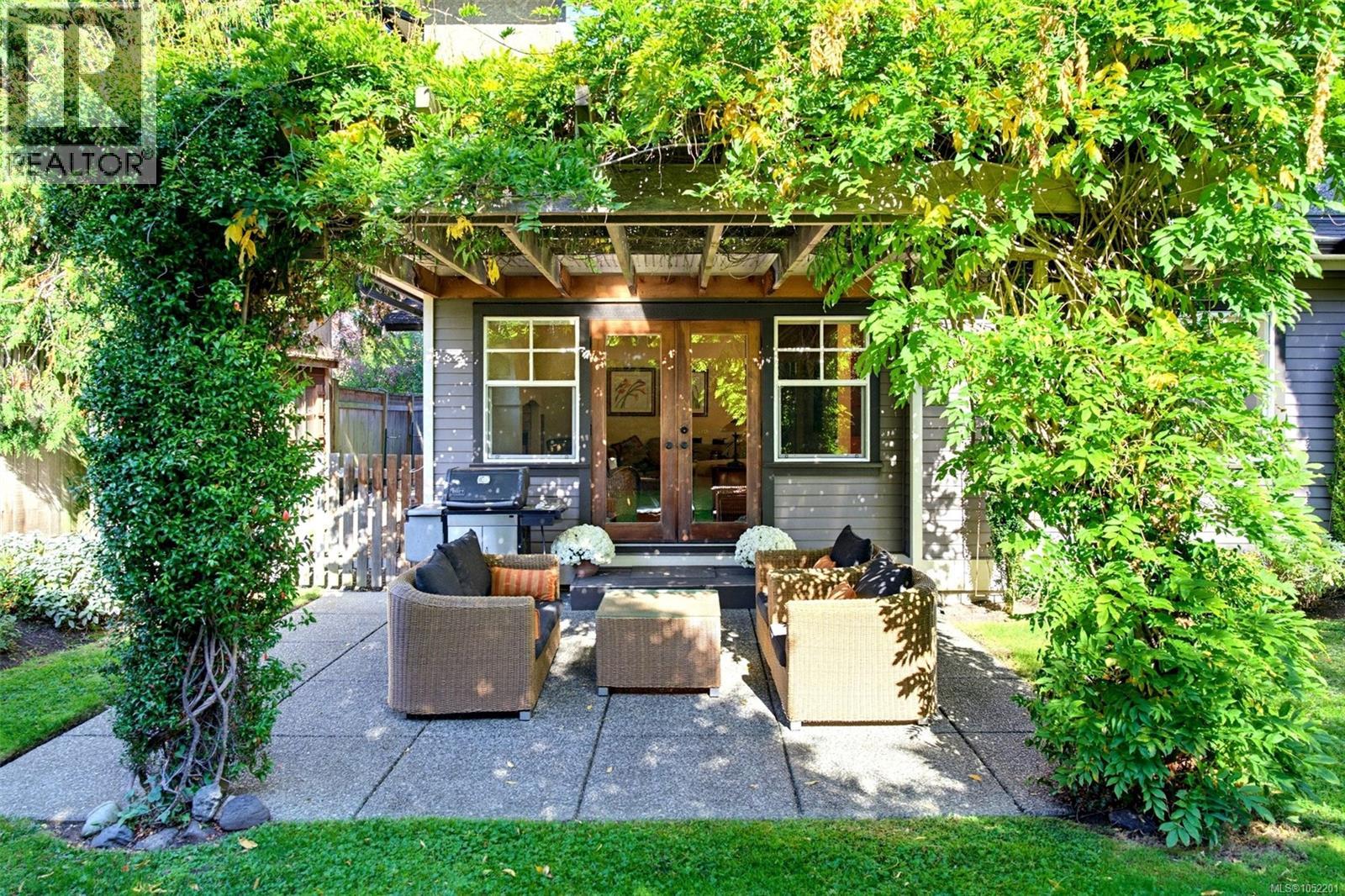  2171 Bartlett Avenue, Oak Bay