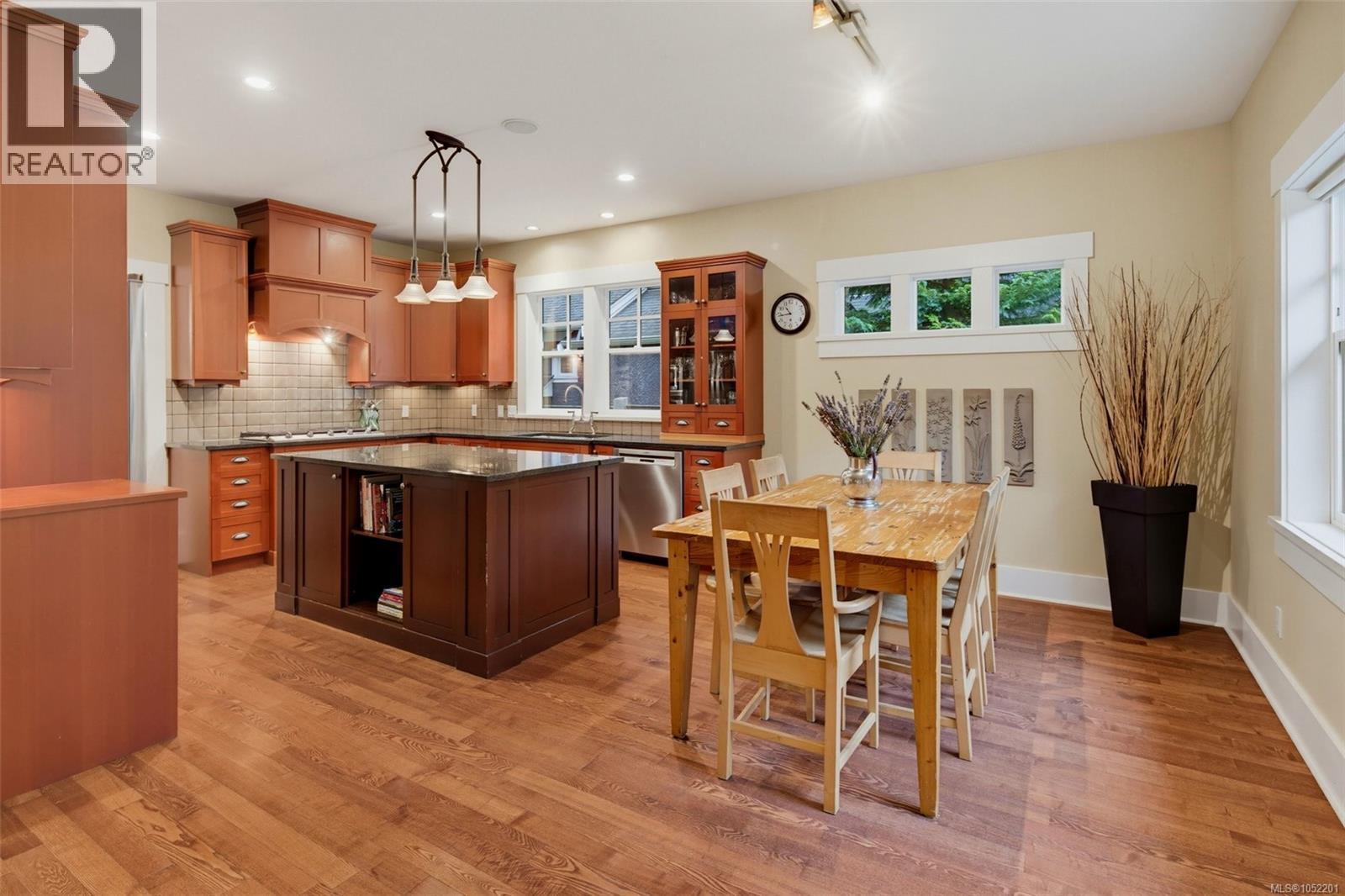  2171 Bartlett Avenue, Oak Bay