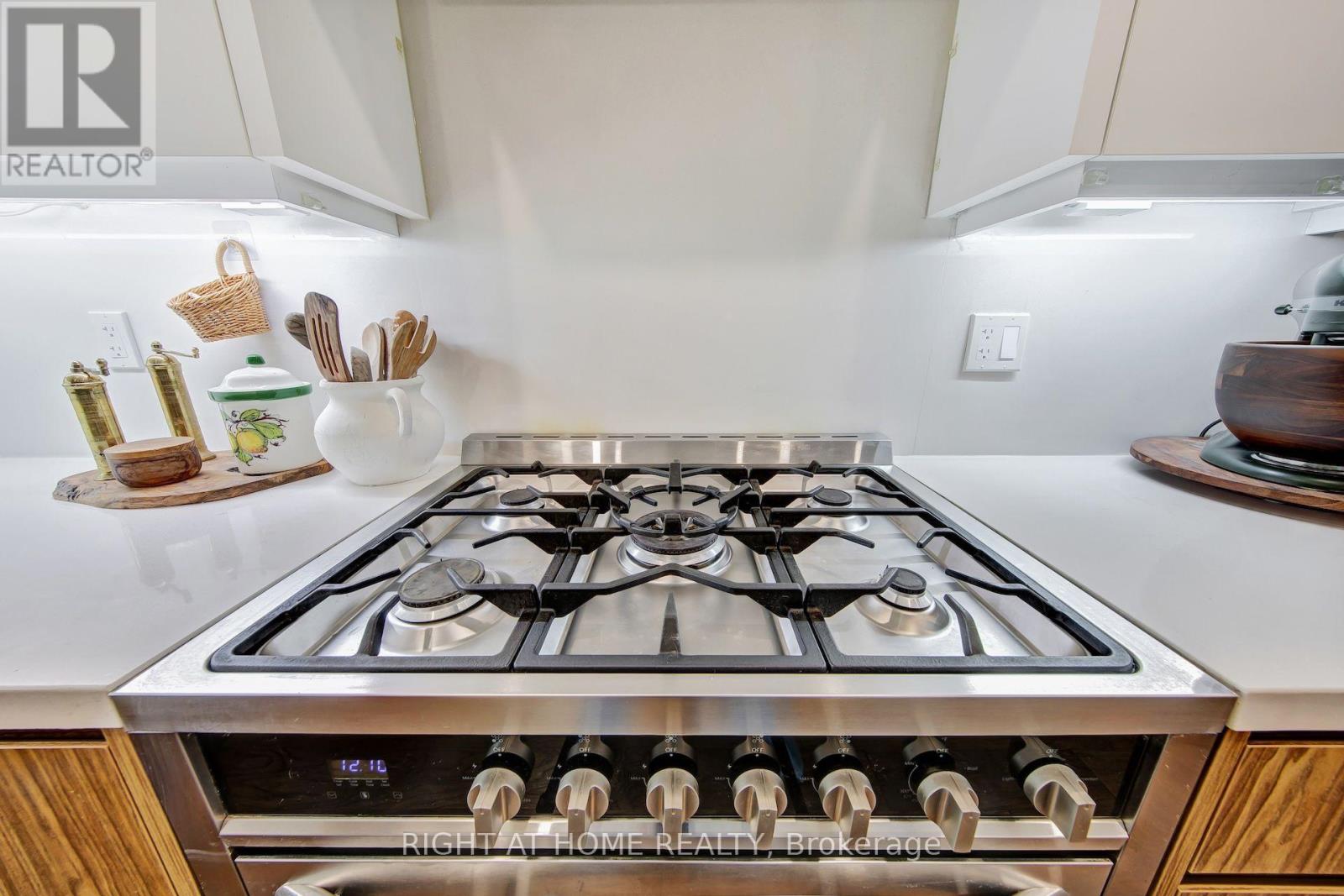 1017 LORNE PARK ROAD - 10