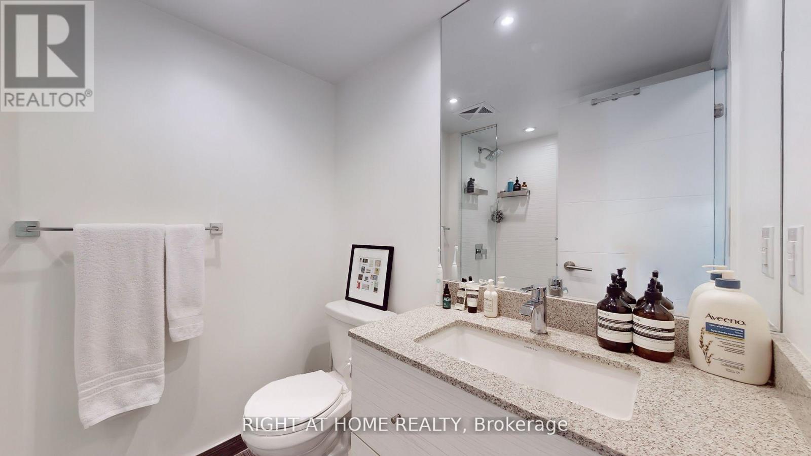 525 Adelaide Street West — photo 10