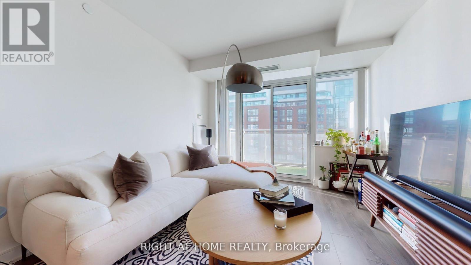 525 Adelaide Street West — photo 3