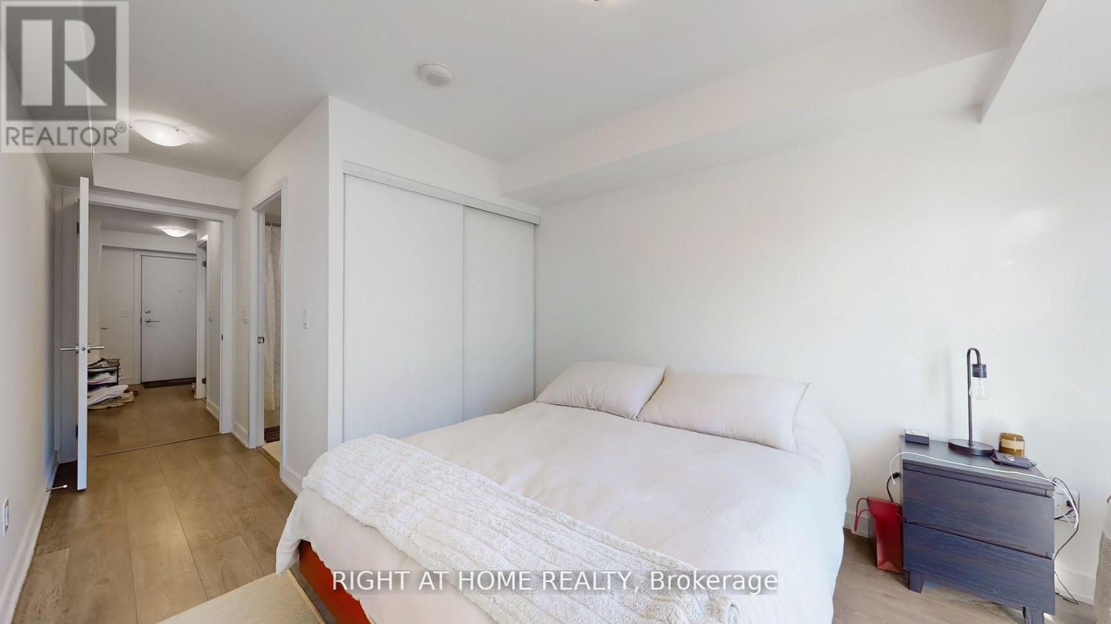 525 Adelaide Street West — photo 8