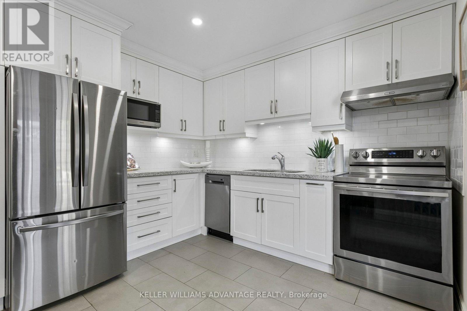 33 SANDSTONE LANE - 14