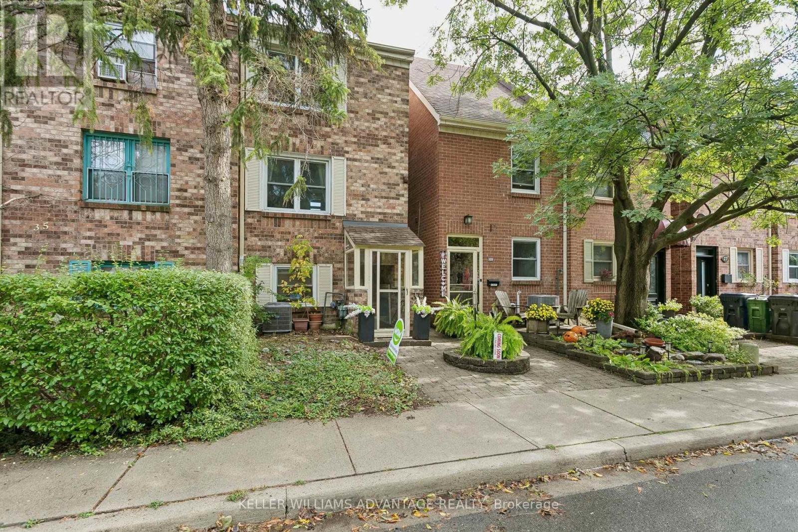 33 SANDSTONE LANE - 2
