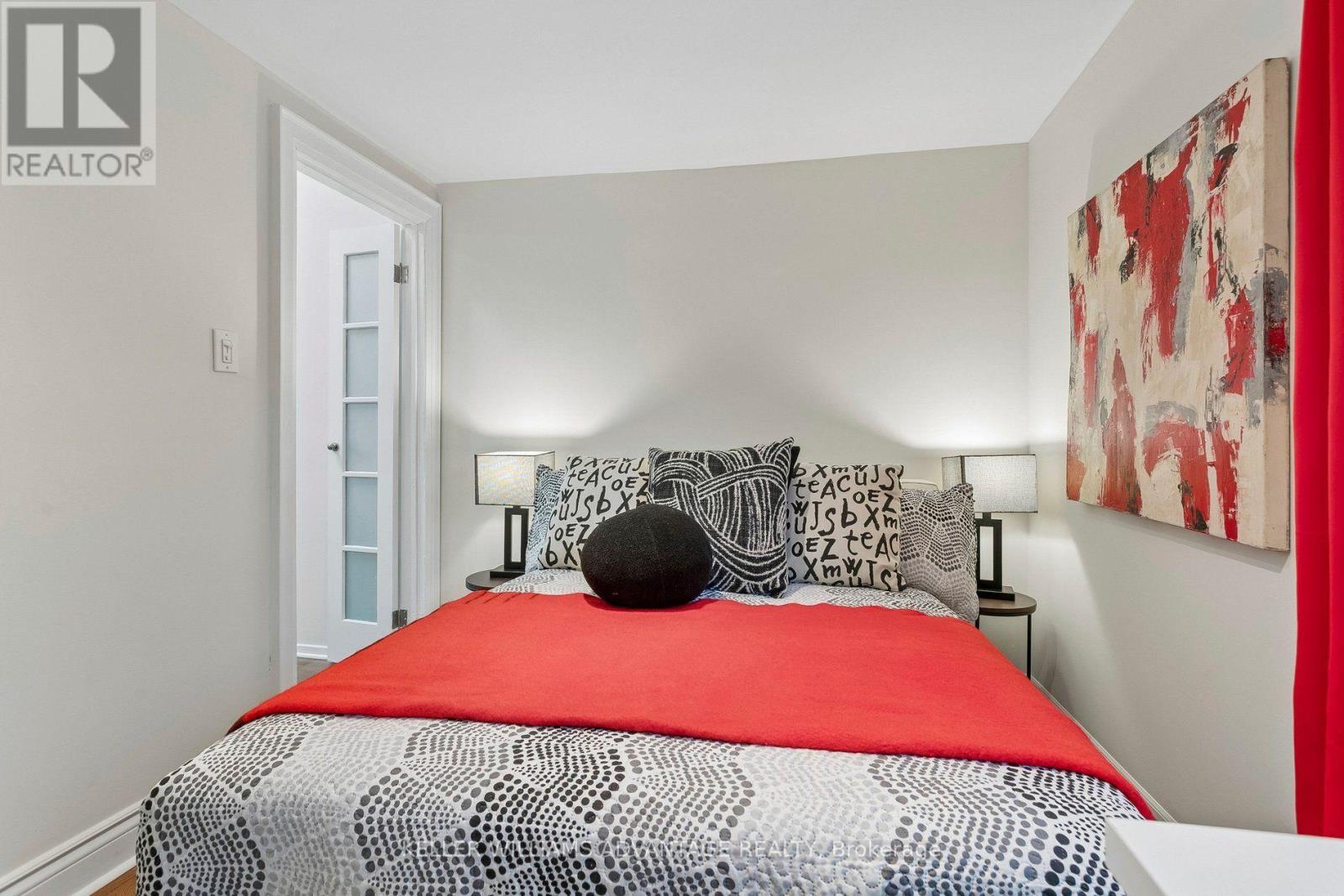 33 SANDSTONE LANE - 28