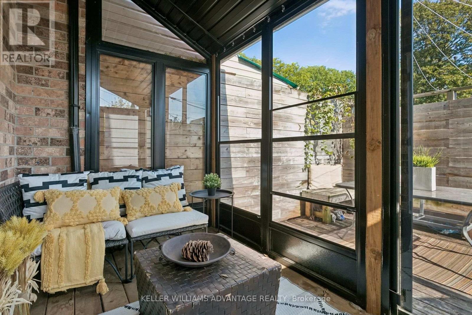 33 SANDSTONE LANE - 38