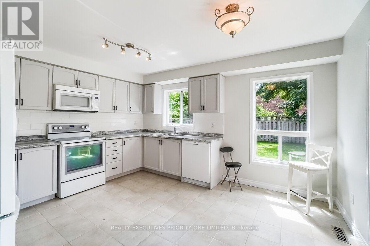 17 Drake Drive, Barrie, ON photo 11