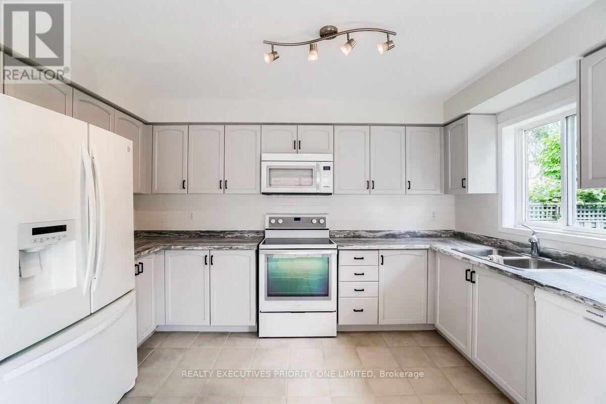 17 Drake Drive, Barrie, ON photo 12