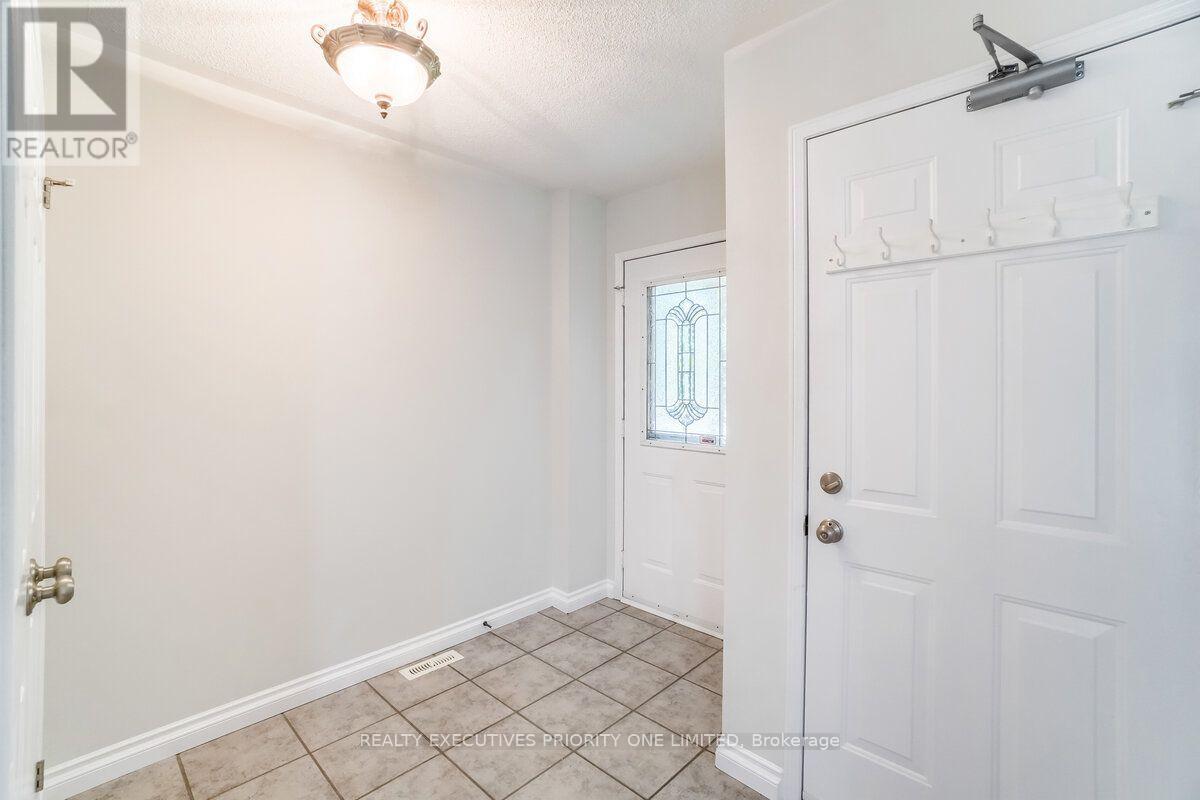 17 Drake Drive, Barrie, ON photo 2
