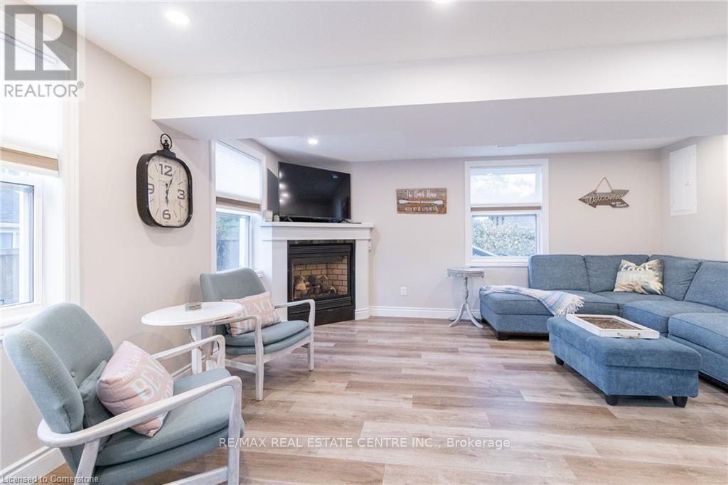 11 DIETRICH CRESCENT - 12