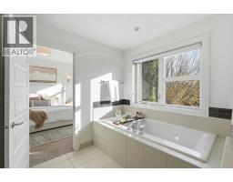 4pc Bathroom - 2227 26 Street Sw, Calgary, AB T3E2A4 Photo 15