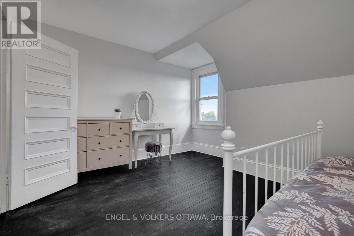 217 Florence Street East — photo 33