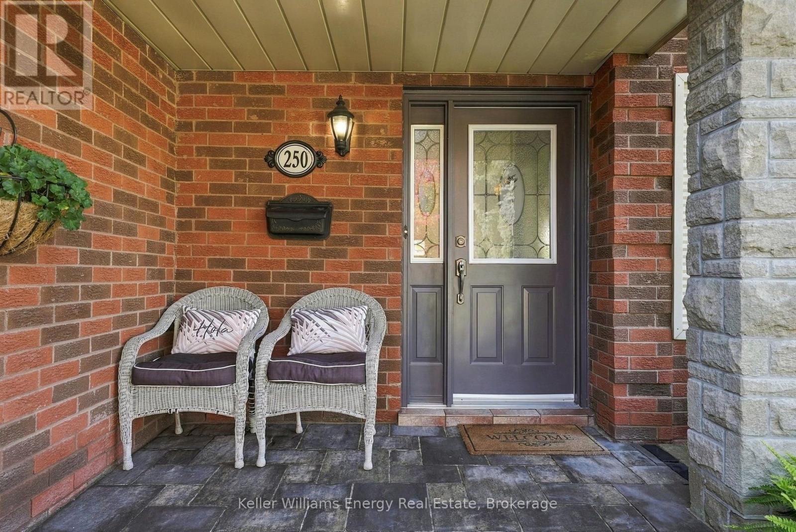 250 Glen Hill Drive, Whitby, ON photo 3