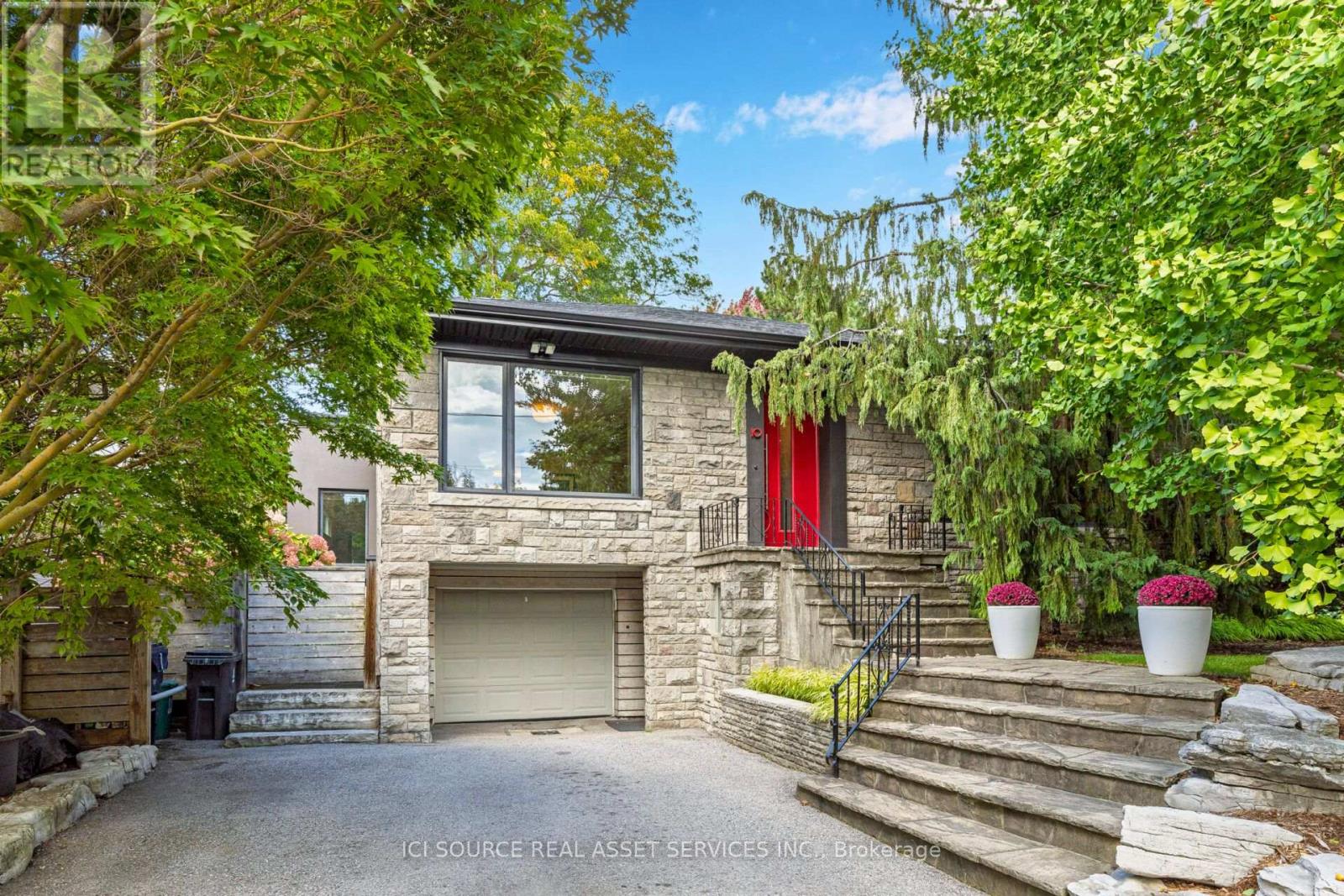 Photo of 10 Red Oaks Crescent