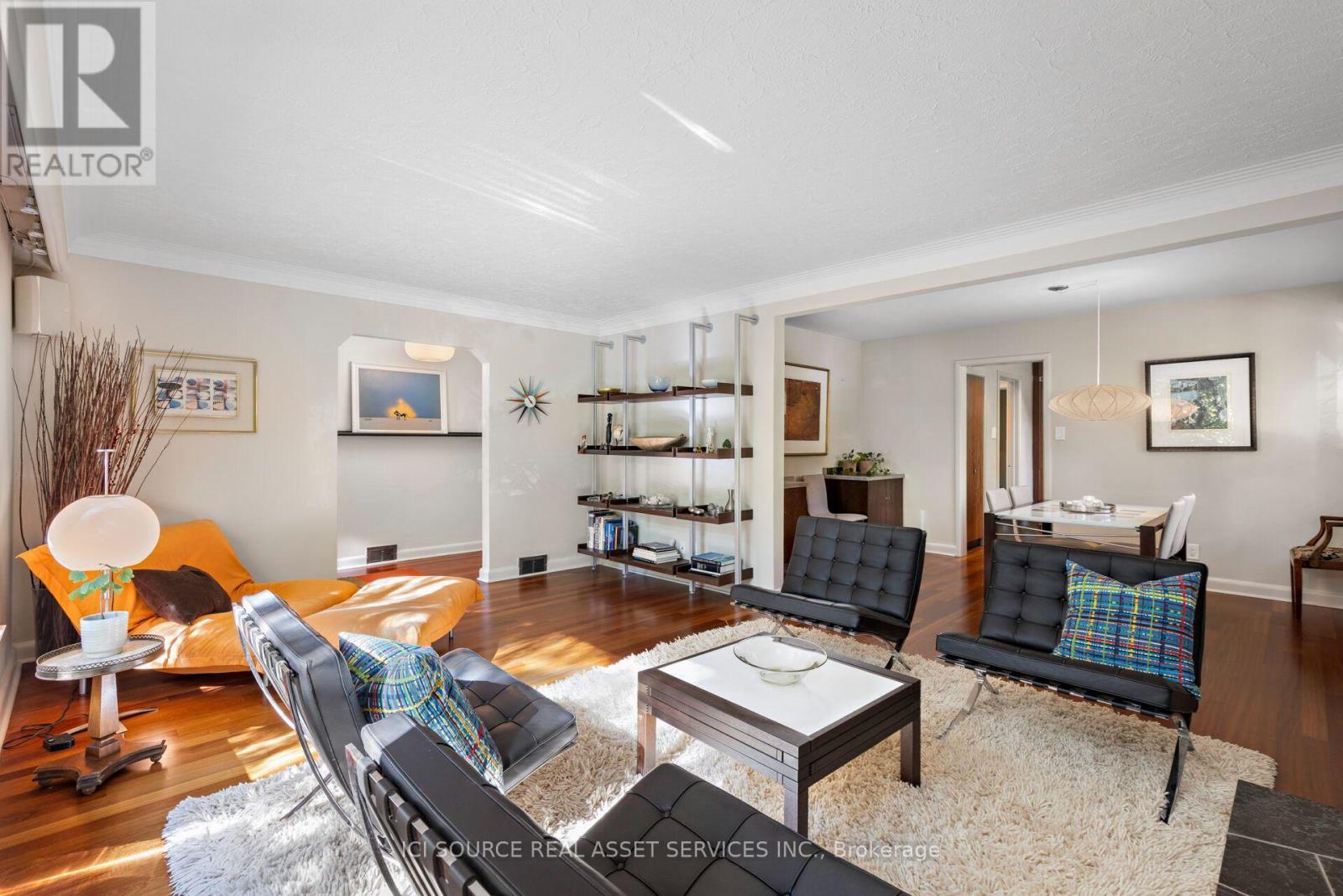 10 Red Oaks Crescent, Toronto, ON photo 3