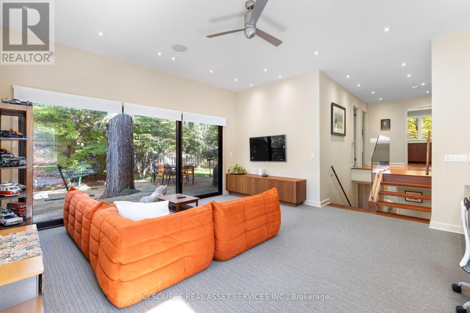 10 Red Oaks Crescent, Toronto, ON photo 4