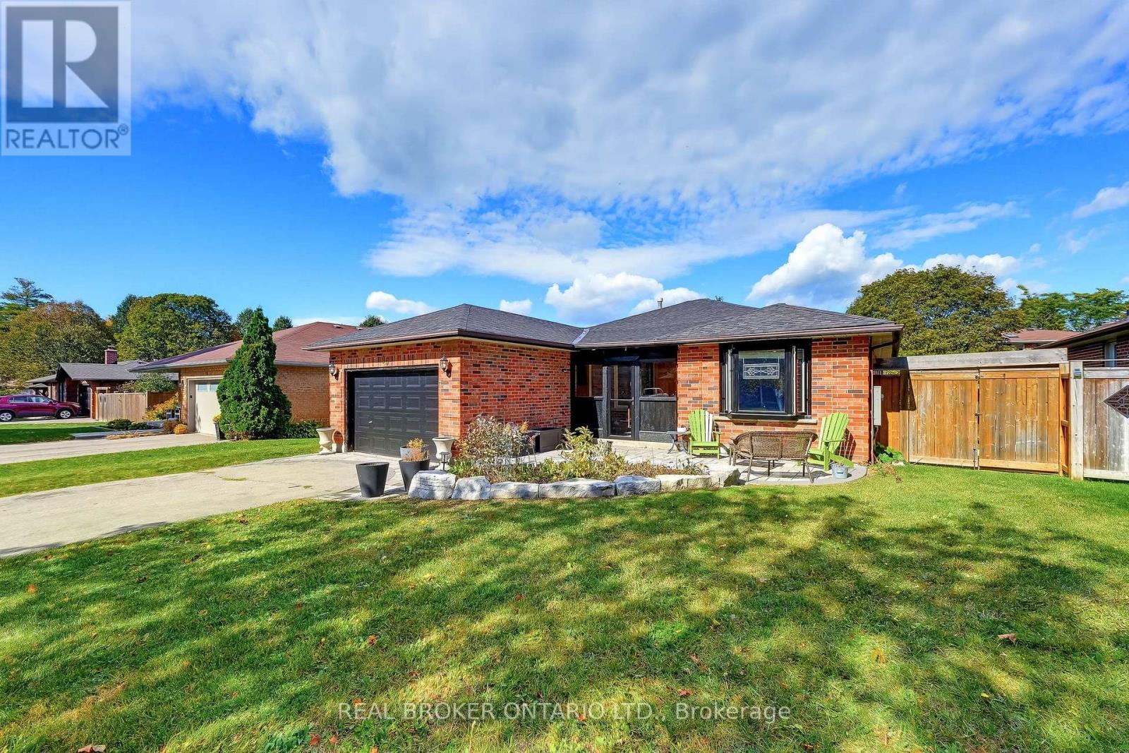 96 MUNRO CRESCENT - 1