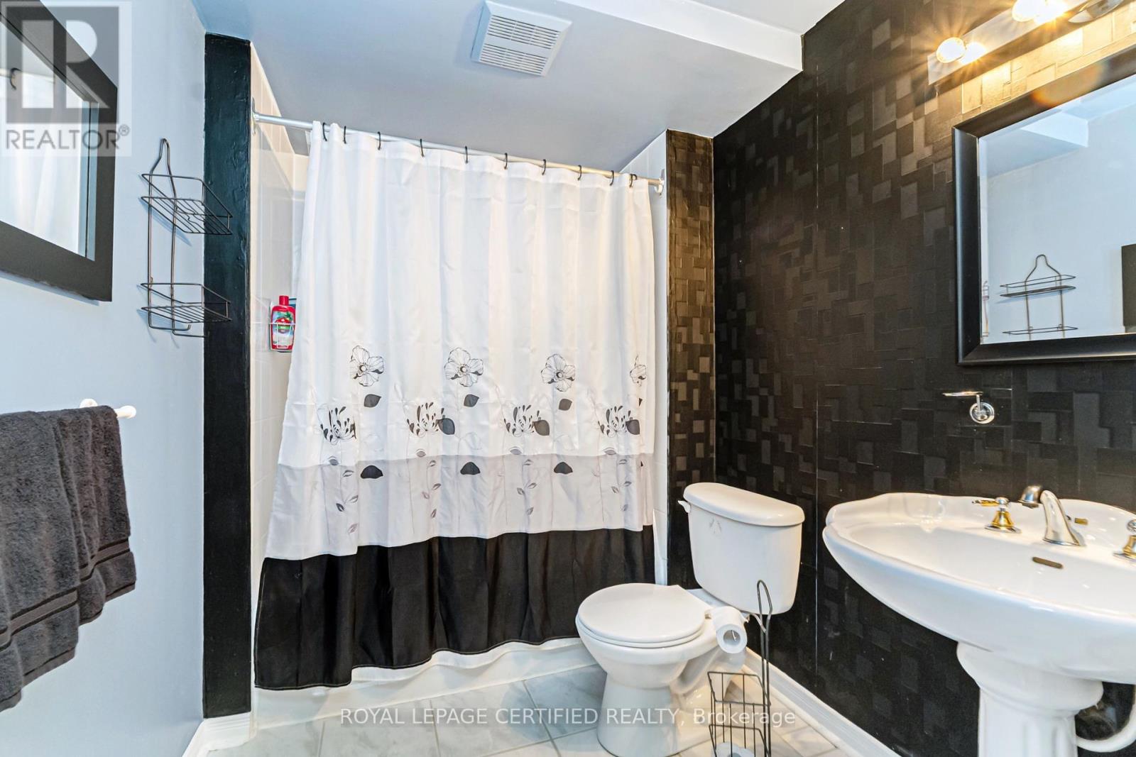 6 Collingwood Avenue, Brampton, ON photo 32