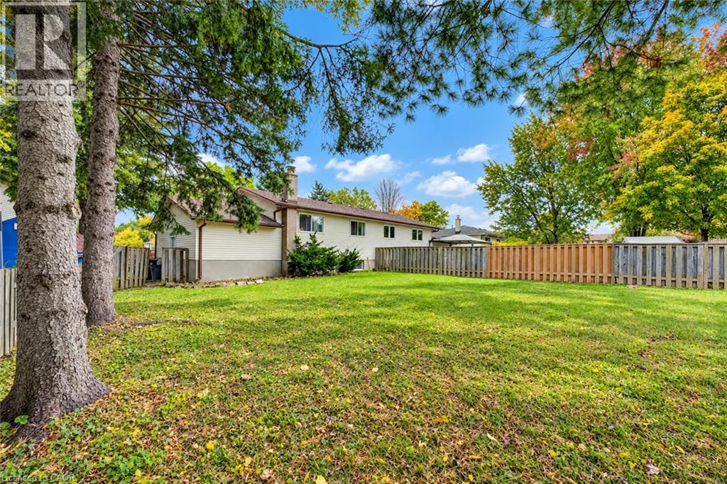 15 Uxbridge Crescent — photo 28