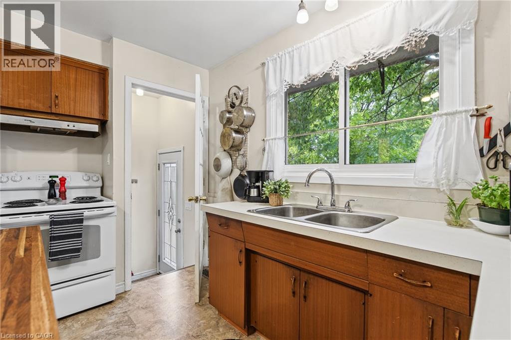 218 Montrose Street South — photo 11