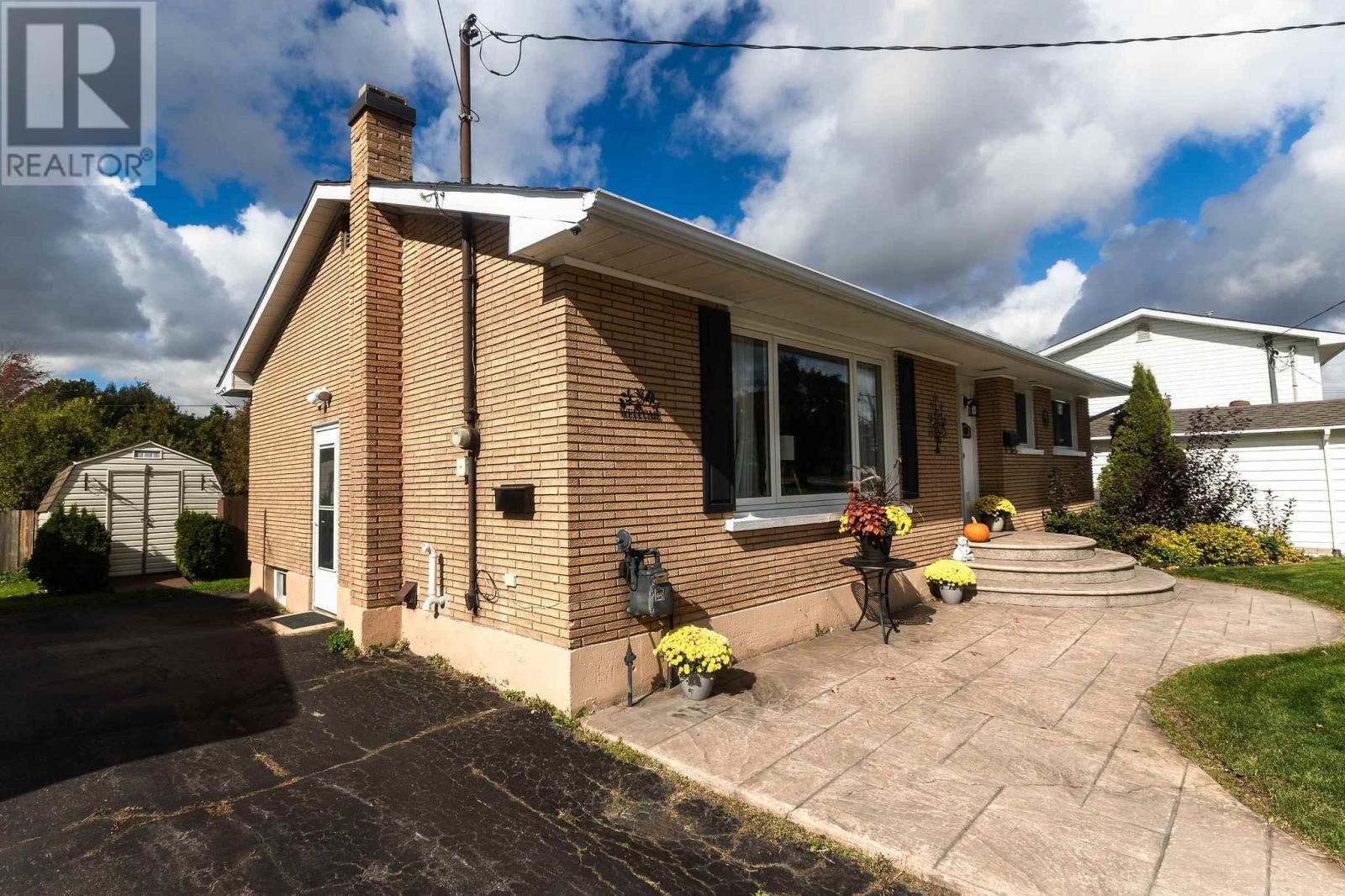 29 Routledge AVE - 3