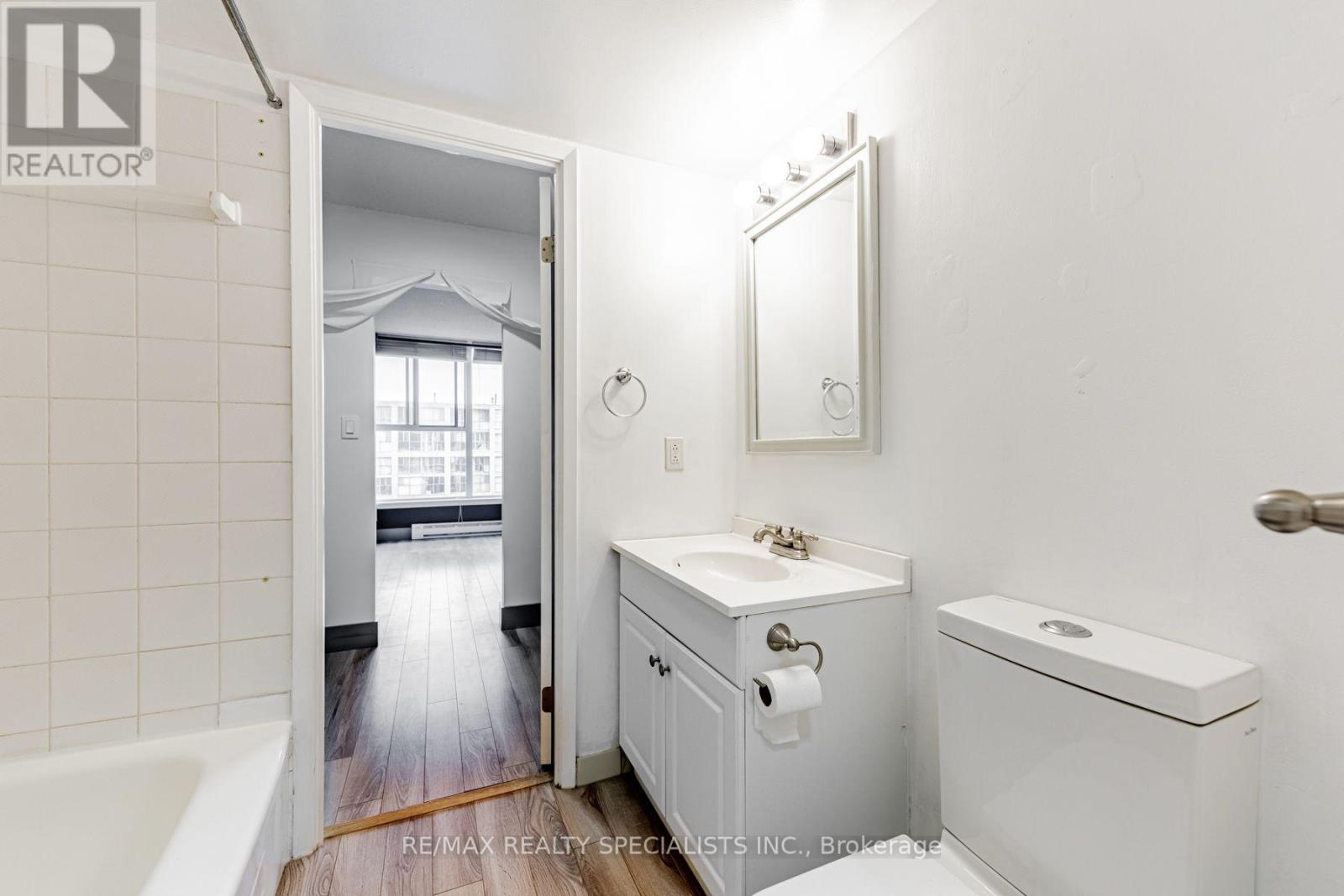 222 The Esplanade — photo 17