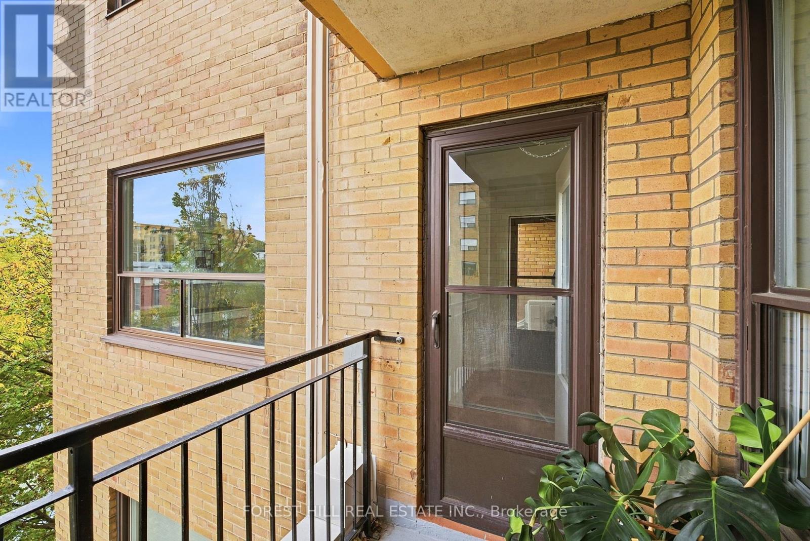 660 Eglinton Avenue West — photo 21