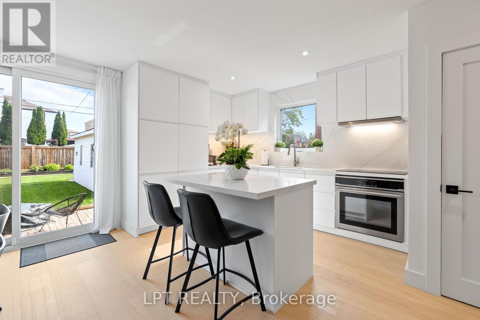 55 Laurel Avenue, Toronto, ON photo 12