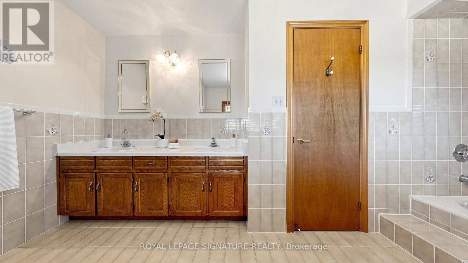 8 ROYAL GARDEN BOULEVARD - 23