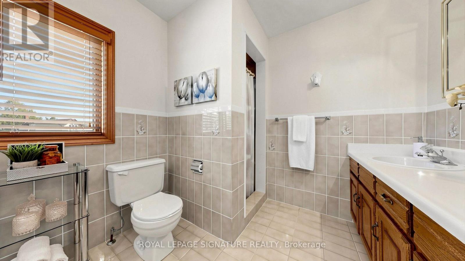 8 ROYAL GARDEN BOULEVARD - 25