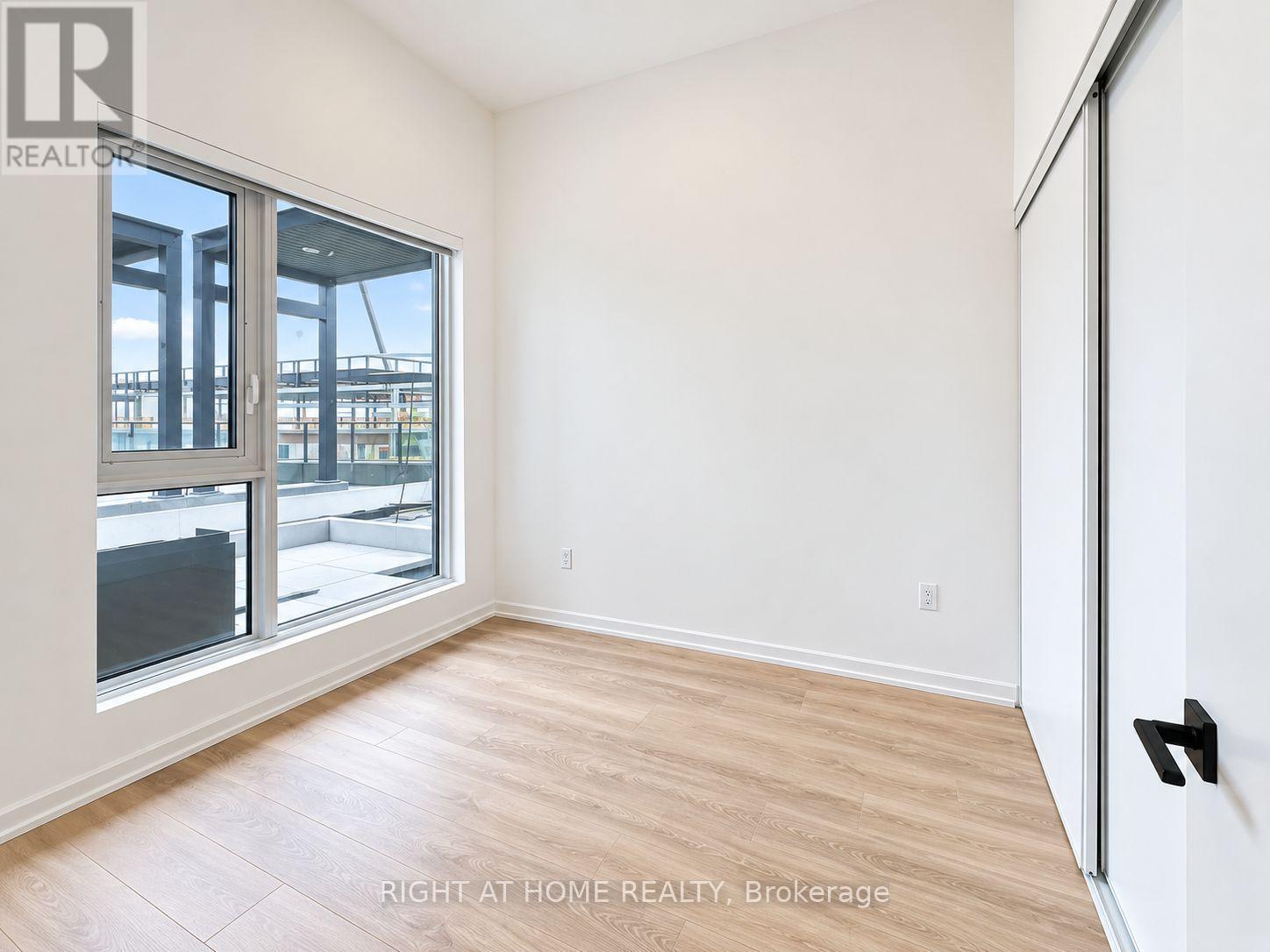 #302 1285 DUPONT STREET - 17