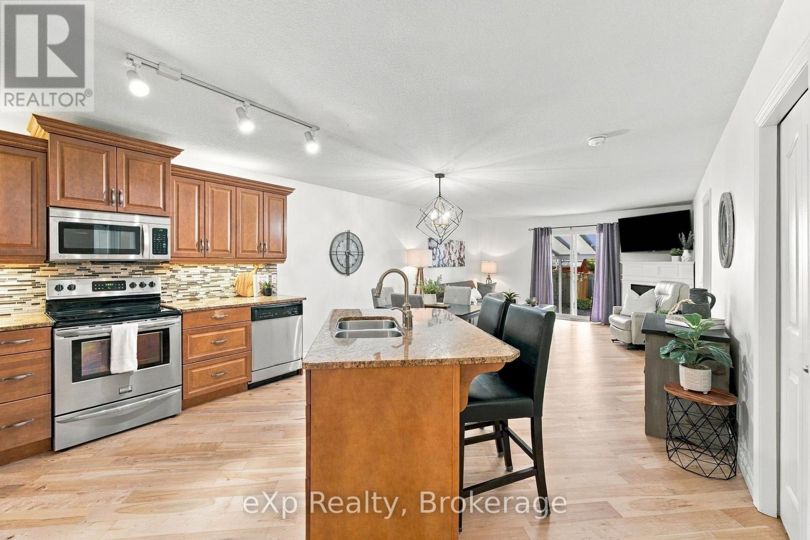358 Dufferin Street — photo 8