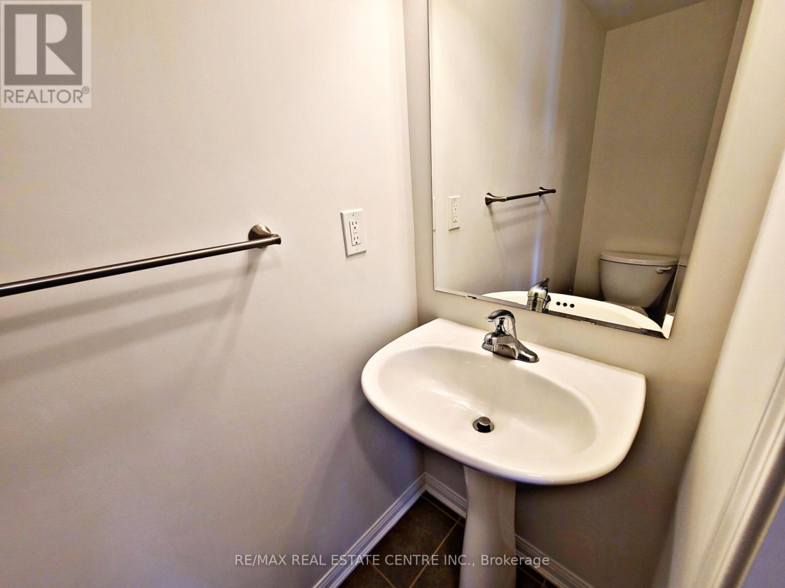 247 Slingsby Landing — photo 12