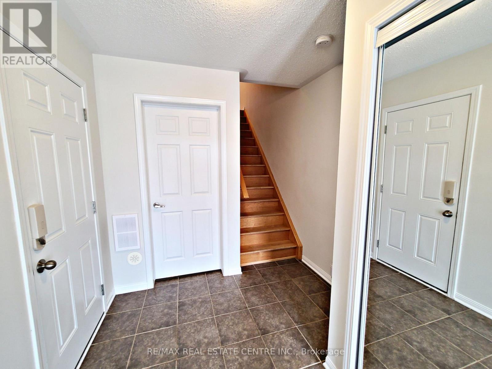 247 Slingsby Landing — photo 2