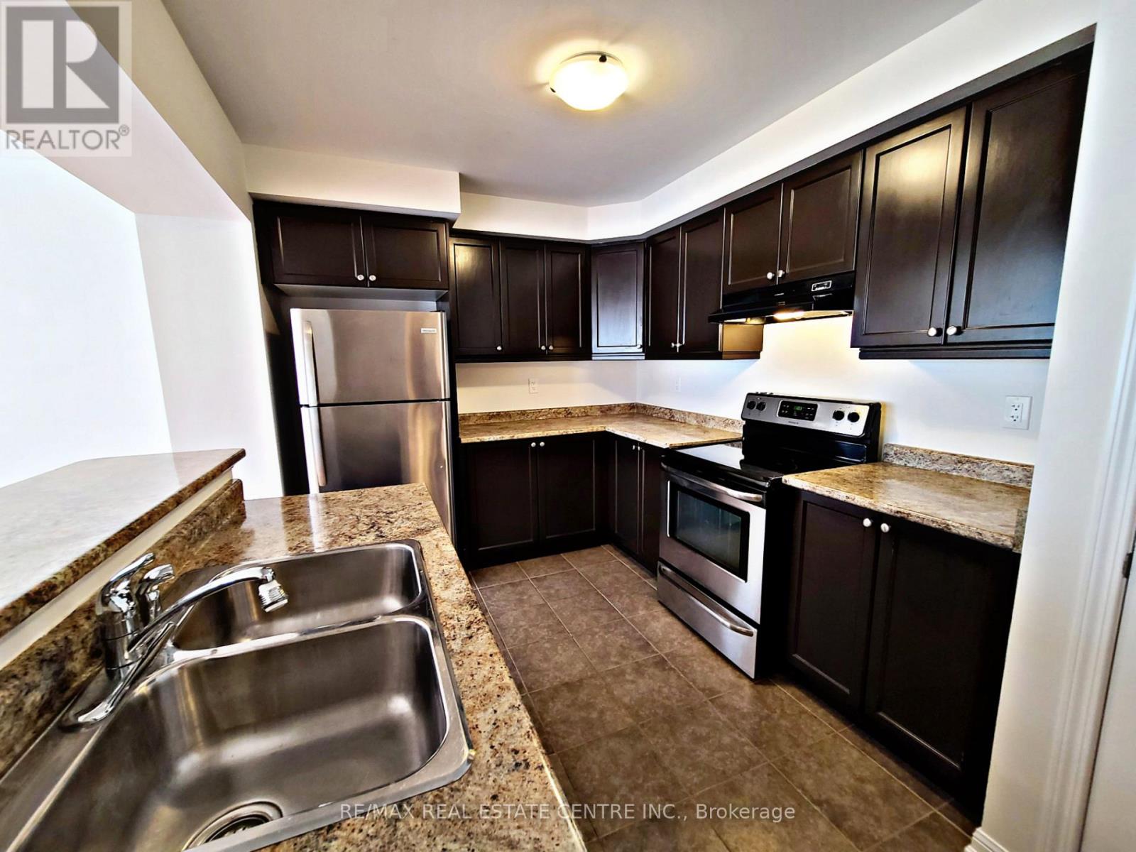 247 Slingsby Landing — photo 3
