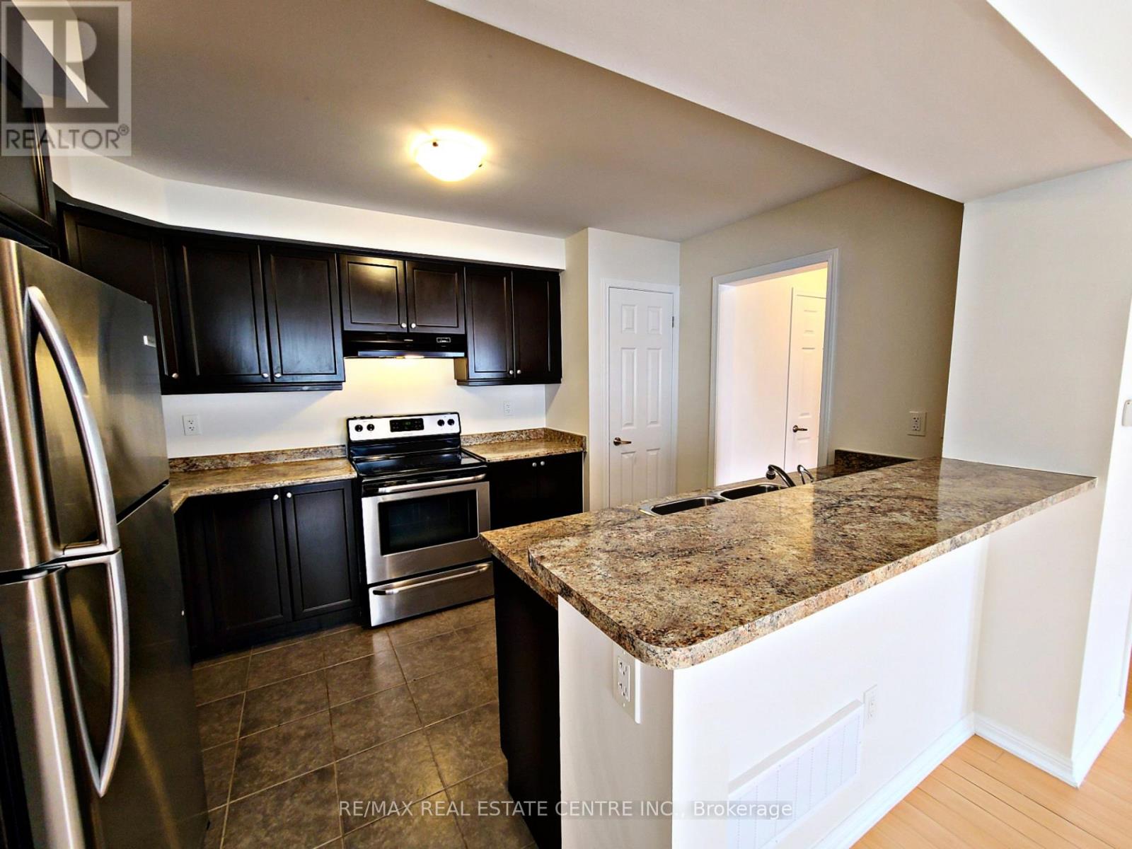 247 Slingsby Landing — photo 4