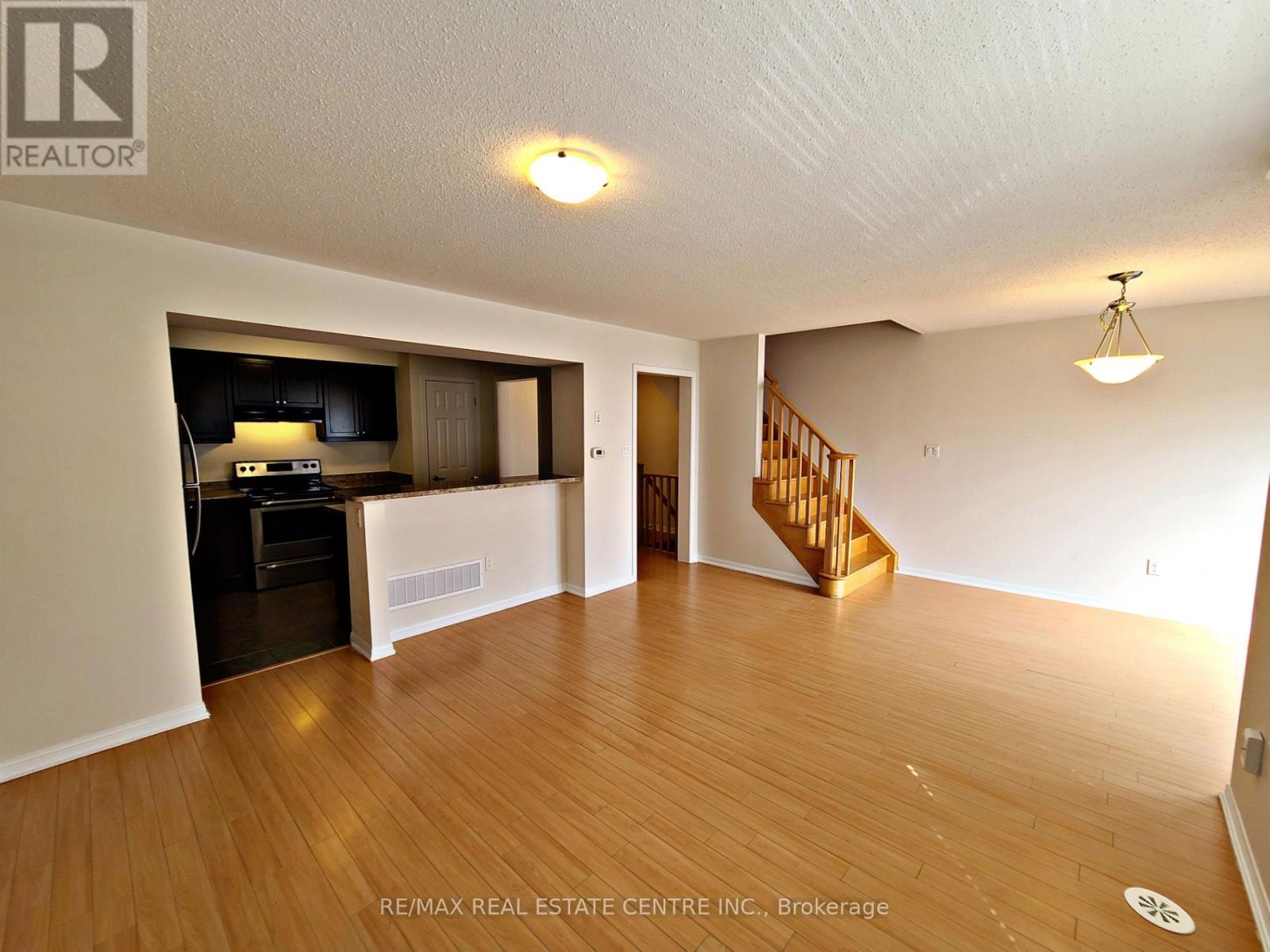 247 Slingsby Landing — photo 7