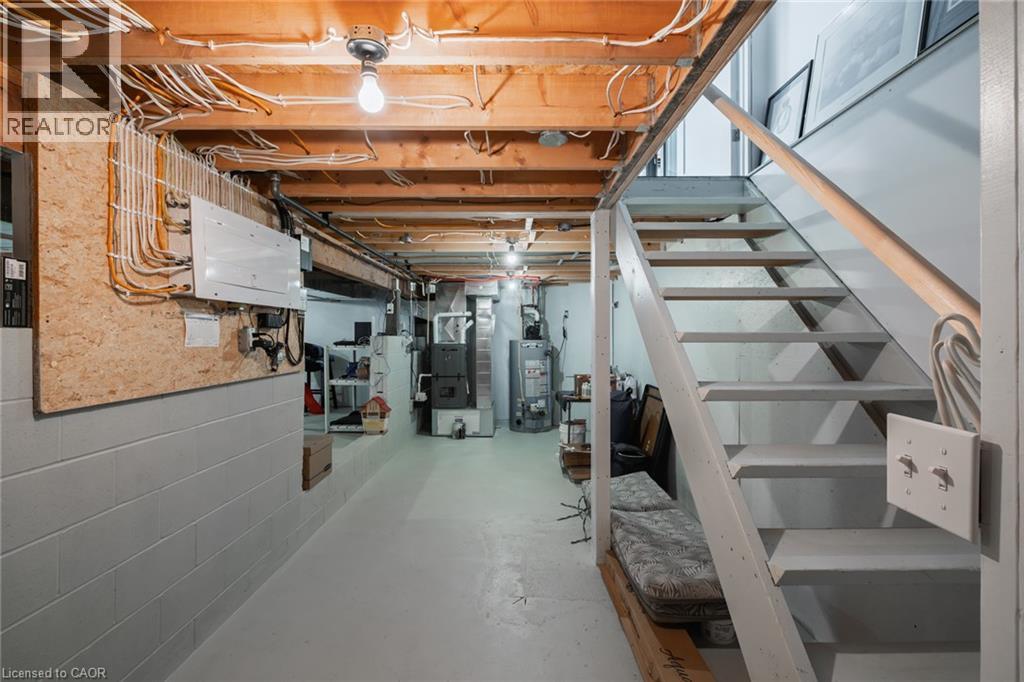 39 KING Street S - 32