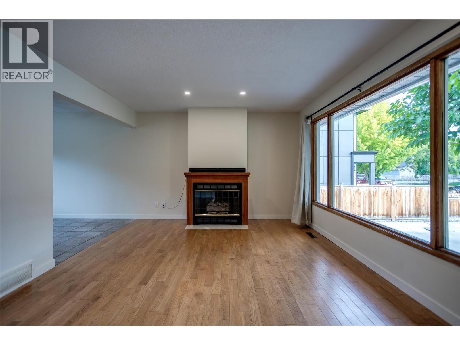 950 & 952 Stockwell Avenue - 7