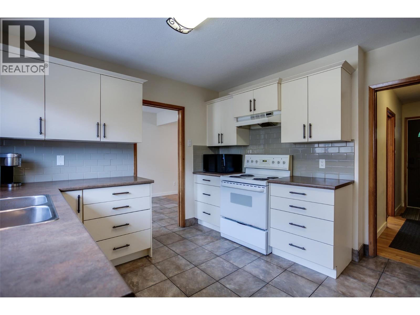 950 & 952 Stockwell Avenue - 14