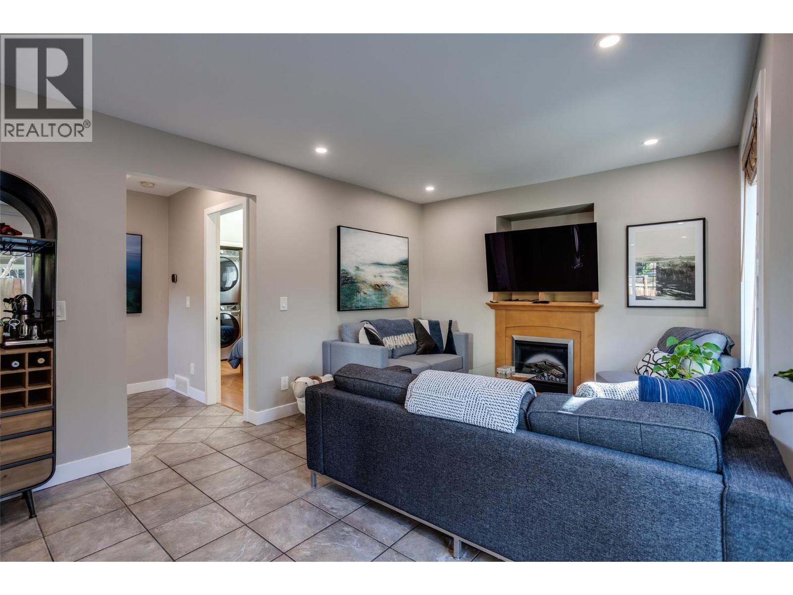 950 & 952 Stockwell Avenue - 52