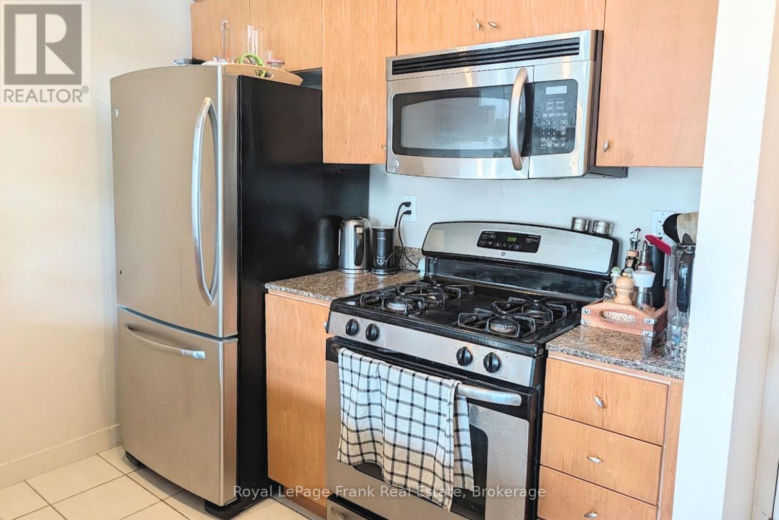 9 Spadina Avenue — photo 10