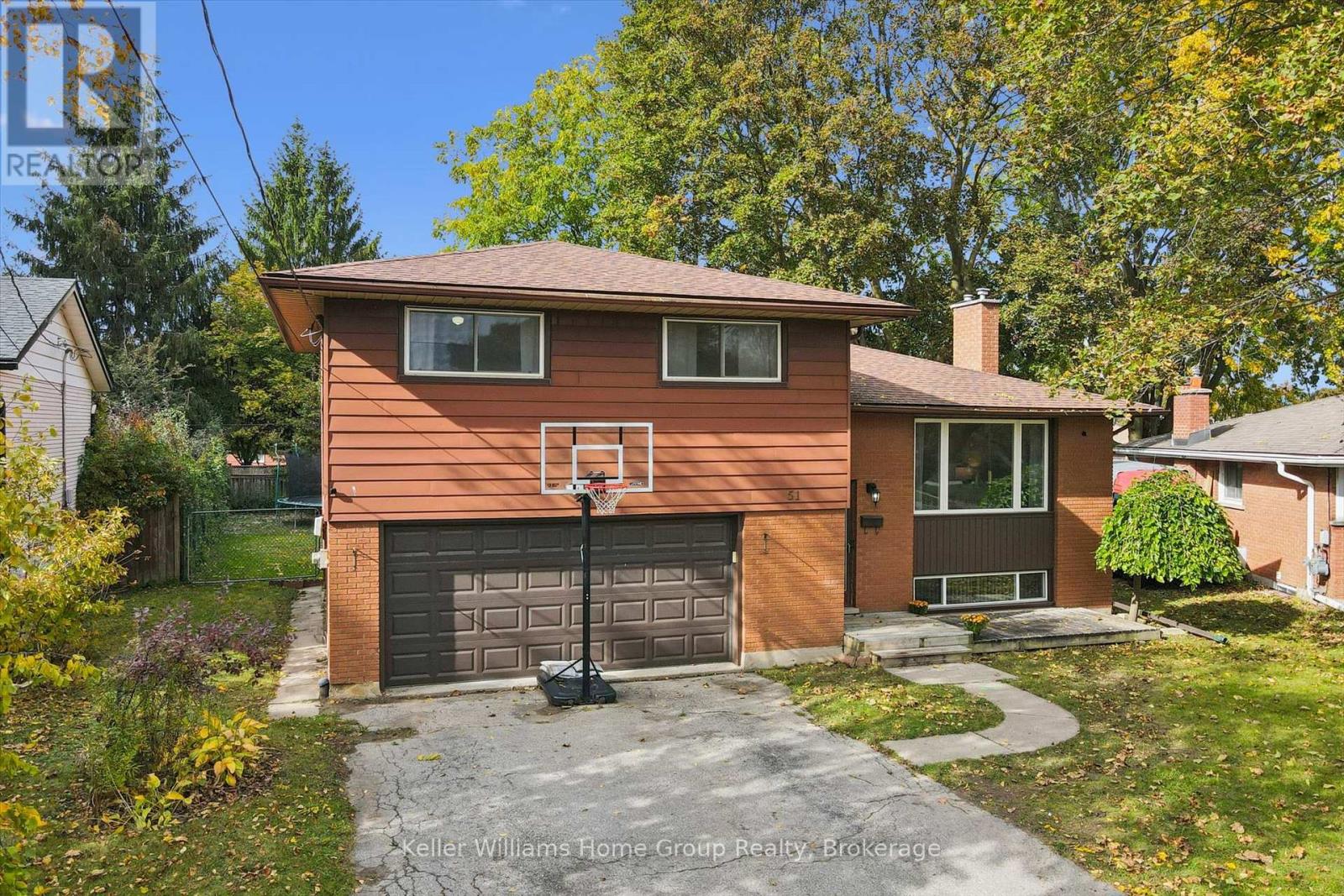 51 Lonsdale Drive — photo 2