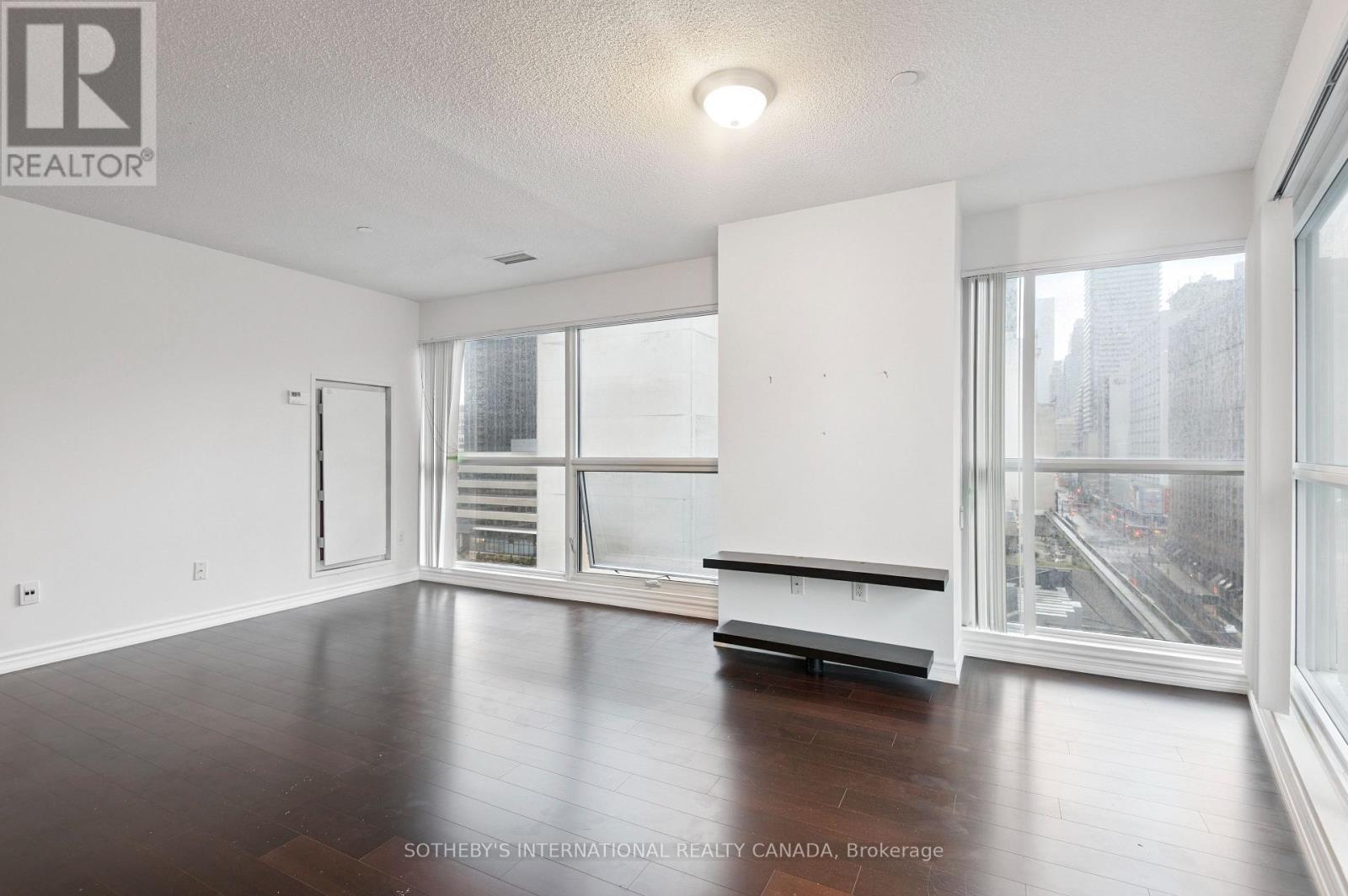 386 Yonge Street — photo 17