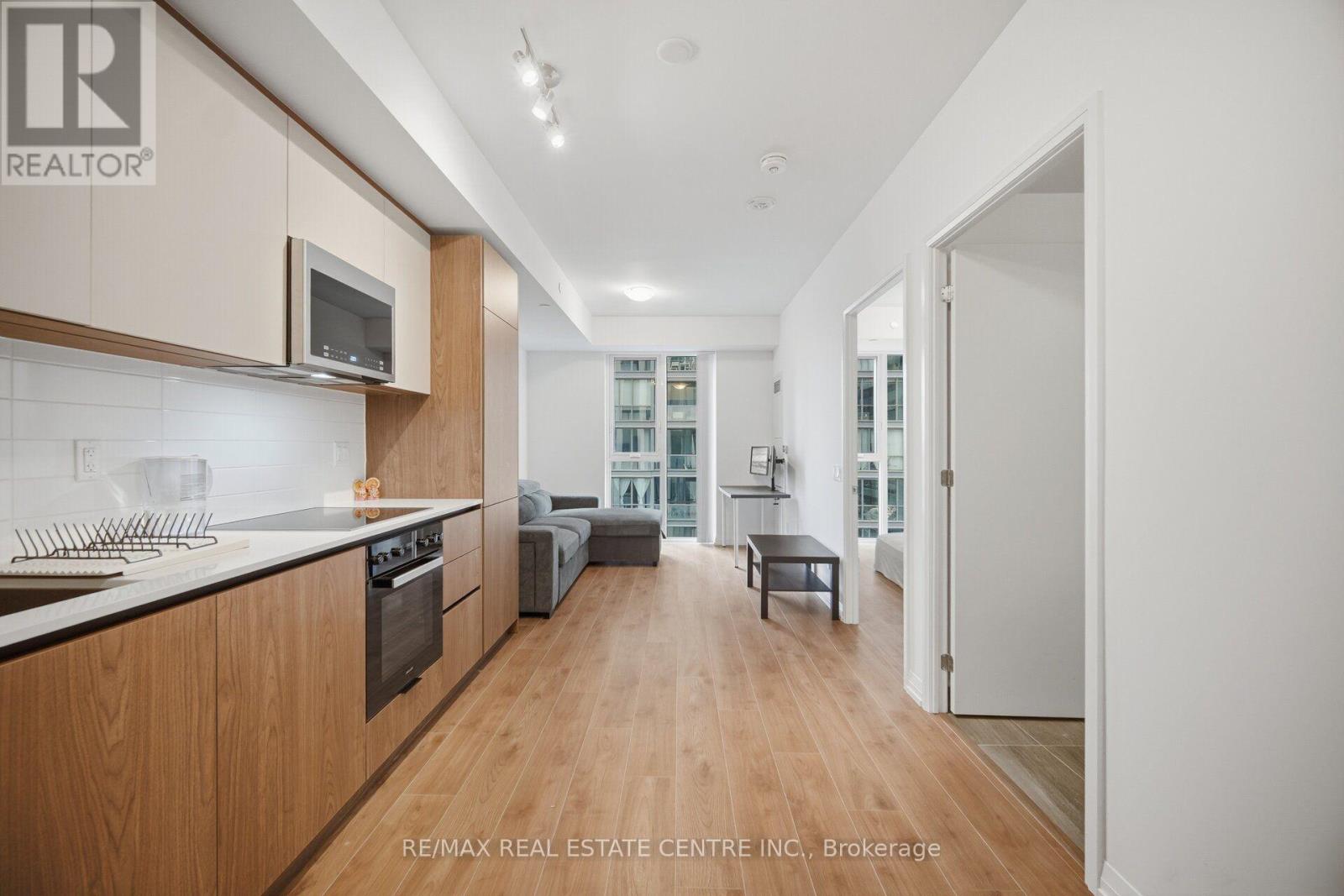 400 King Street West — photo 11