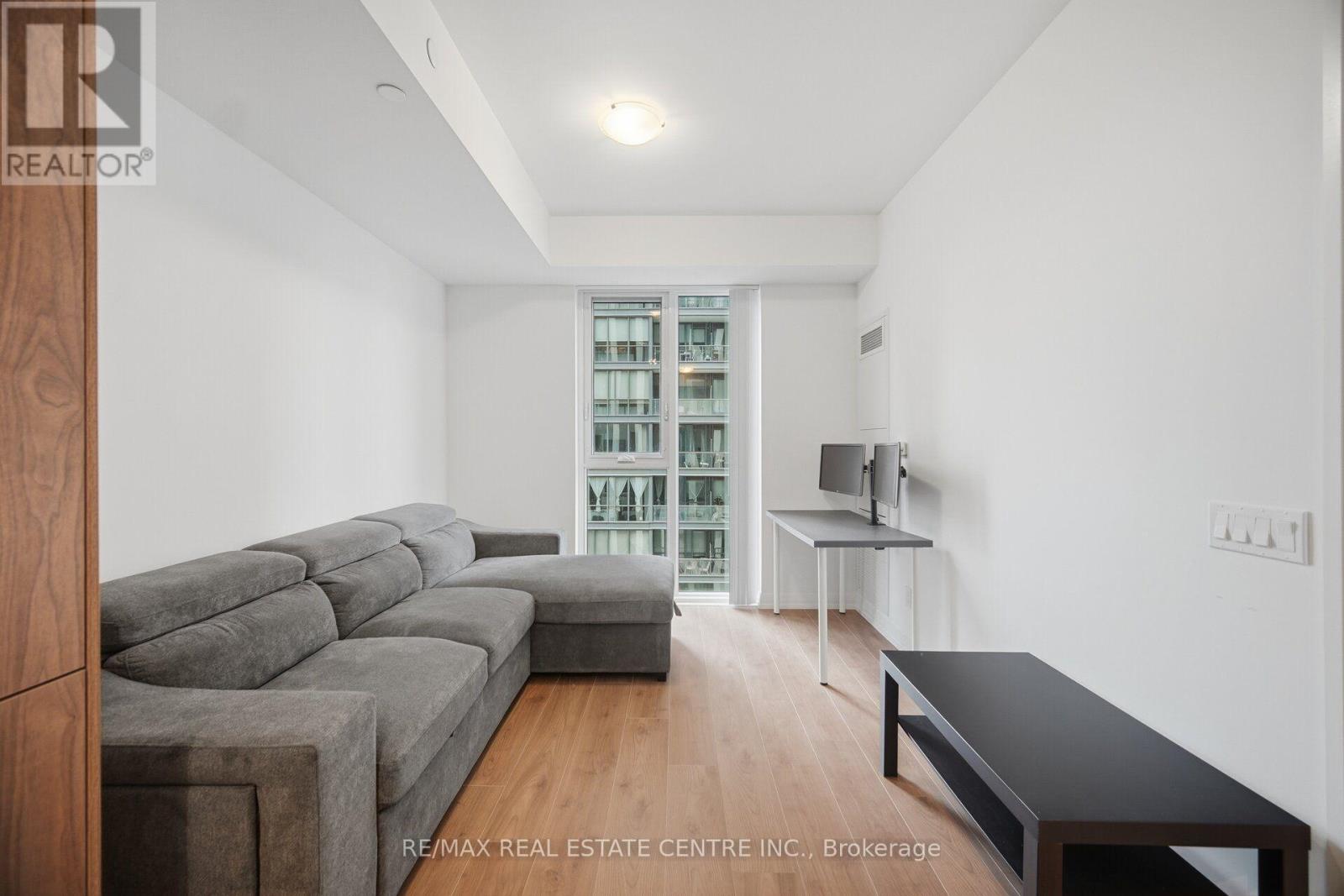 400 King Street West — photo 12