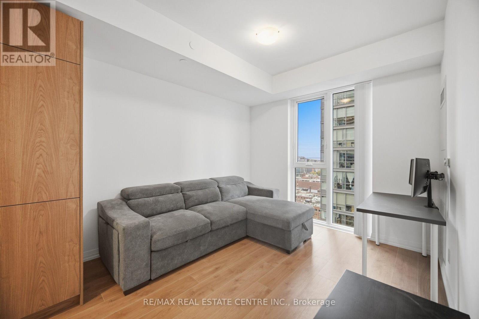 400 King Street West — photo 13