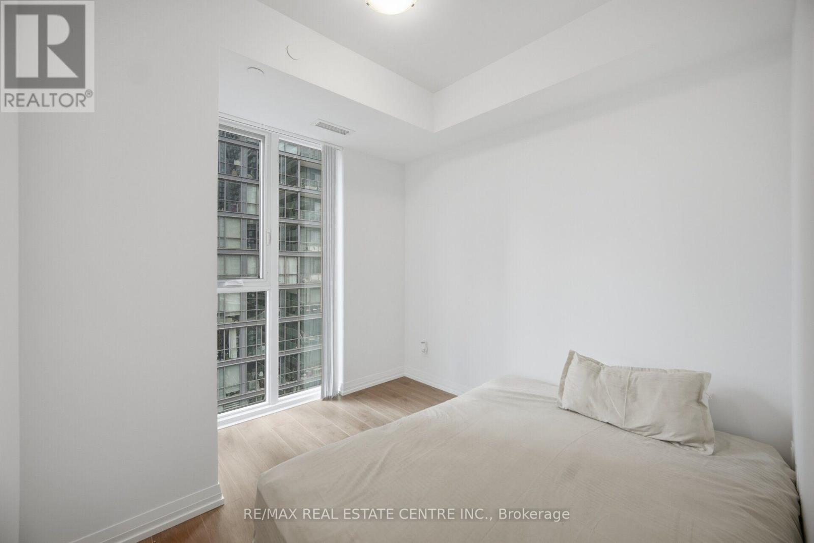 400 King Street West — photo 16
